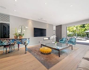 9570 Sunset Boulevard - Photo Thumbnail 14