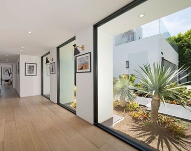 9570 Sunset Boulevard - Photo Thumbnail 25