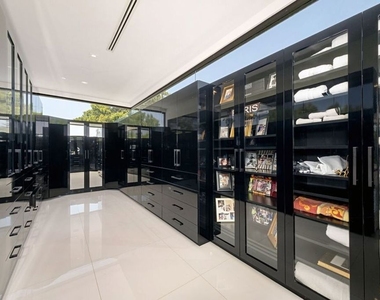 9570 Sunset Boulevard - Photo Thumbnail 22