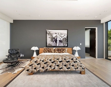 9570 Sunset Boulevard - Photo Thumbnail 17