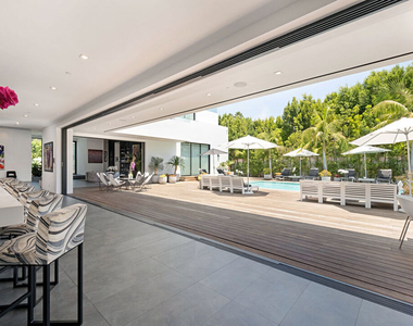 9570 Sunset Boulevard - Photo Thumbnail 12