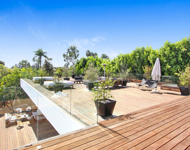 9570 Sunset Boulevard - Photo Thumbnail 38