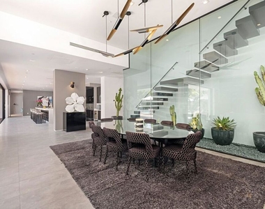 9570 Sunset Boulevard - Photo Thumbnail 7