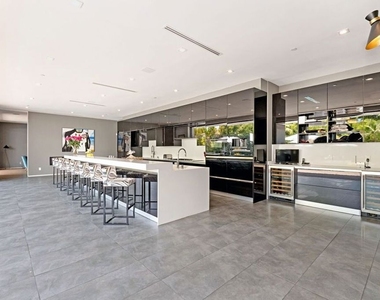 9570 Sunset Boulevard - Photo Thumbnail 9