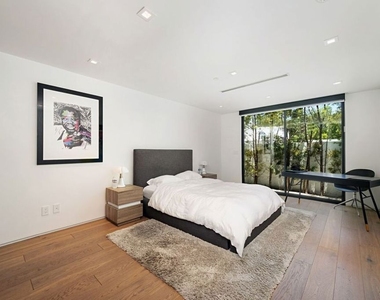 9570 Sunset Boulevard - Photo Thumbnail 26