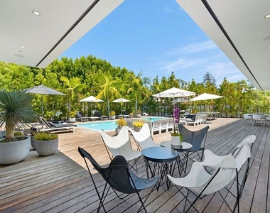 9570 Sunset Boulevard - Photo Thumbnail 28