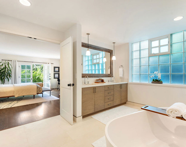8926 Wonderland Avenue - Photo Thumbnail 12