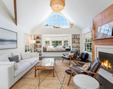 8926 Wonderland Avenue - Photo Thumbnail 2