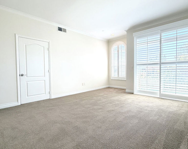 956 S Wilton Place - Photo Thumbnail 7