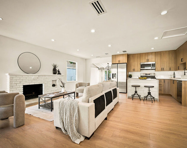 6251 Alcove Avenue - Photo Thumbnail 4