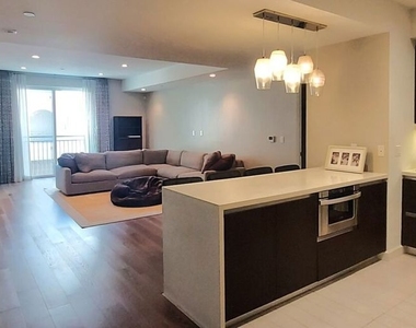 441 S Barrington Avenue - Photo Thumbnail 6