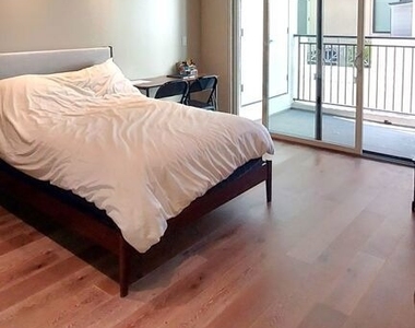 441 S Barrington Avenue - Photo Thumbnail 14