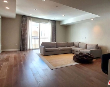 441 S Barrington Avenue - Photo Thumbnail 5