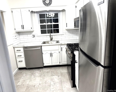 2365 Babylon Street - Photo Thumbnail 2