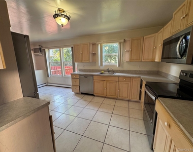 611 Peconic Avenue - Photo Thumbnail 3