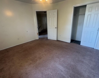611 Peconic Avenue - Photo Thumbnail 10