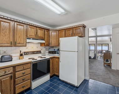 194 Jersey Avenue - Photo Thumbnail 4