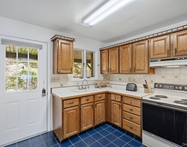 194 Jersey Avenue - Photo Thumbnail 3