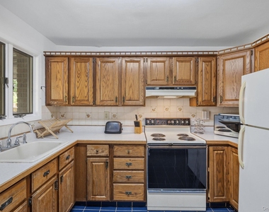 194 Jersey Avenue - Photo Thumbnail 2