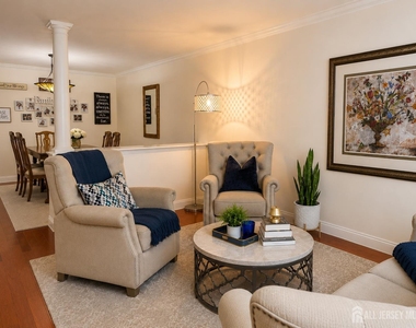353 Cynthia Lane - Photo Thumbnail 3
