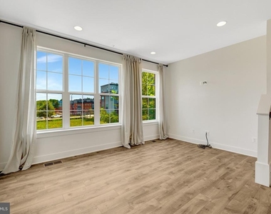 11247 Beaker Street - Photo Thumbnail 7