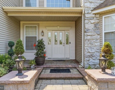 537 Riggs Avenue - Photo Thumbnail 1