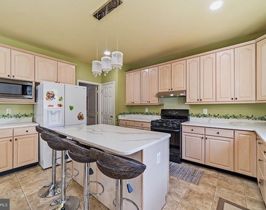 537 Riggs Avenue - Photo Thumbnail 6