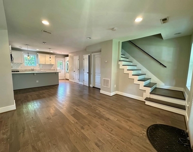 1914 D Street Ne - Photo Thumbnail 6