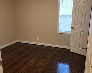 902 E 13th Street - Photo Thumbnail 5
