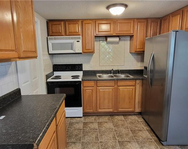 902 E 13th Street - Photo Thumbnail 3