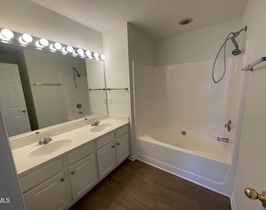 4905 Wyatt Brook Way - Photo Thumbnail 9