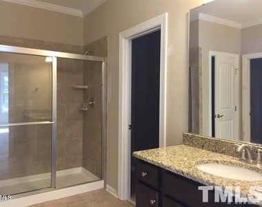 425 Daylin Drive - Photo Thumbnail 4