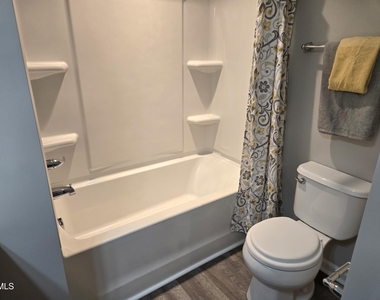 72 E Grove Point Drive - Photo Thumbnail 13