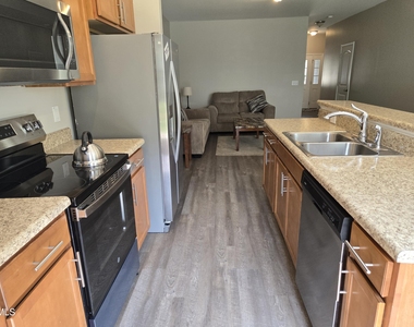 72 E Grove Point Drive - Photo Thumbnail 3