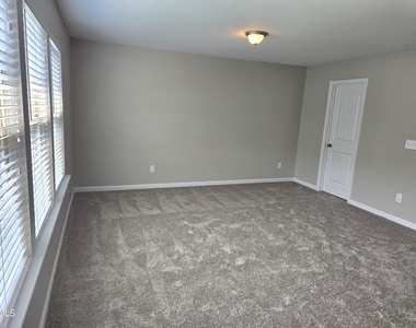 72 E Grove Point Drive - Photo Thumbnail 5