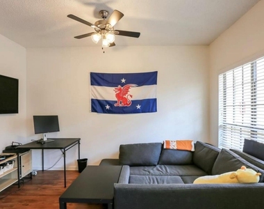912 W 22nd St - Photo Thumbnail 4