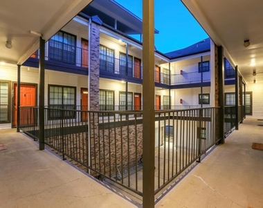 912 W 22nd St - Photo Thumbnail 15