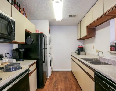 912 W 22nd St - Photo Thumbnail 9