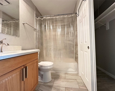 6713 West Gate Blvd - Photo Thumbnail 6