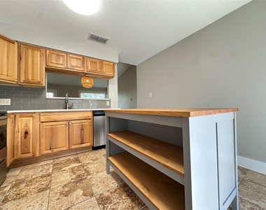 6713 West Gate Blvd - Photo Thumbnail 2