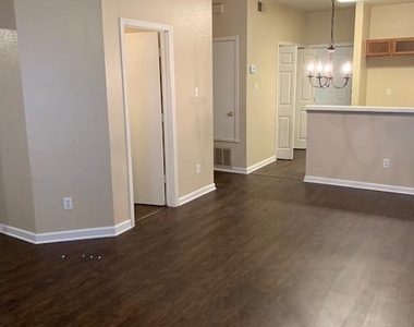 3003 Whisper Oaks Ln - Photo Thumbnail 2
