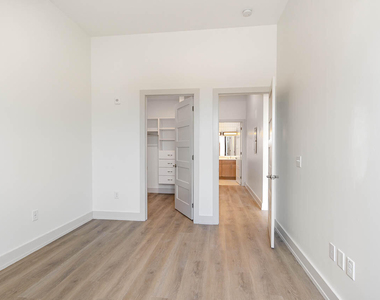 120 Mosaic Boulevard - Photo Thumbnail 13