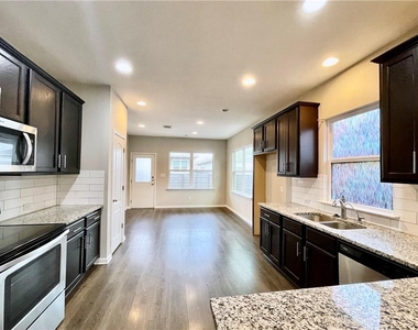 710 Coconut Grove St - Photo Thumbnail 9