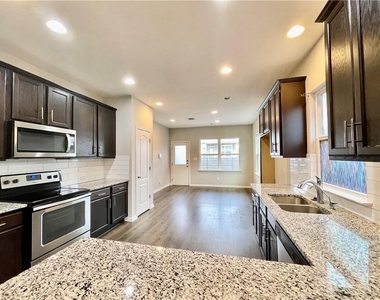 710 Coconut Grove St - Photo Thumbnail 10