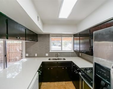 1122 Hollow Creek Dr - Photo Thumbnail 3