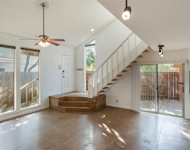 1122 Hollow Creek Dr - Photo Thumbnail 2