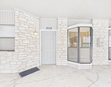 2604 Salado St - Photo Thumbnail 8