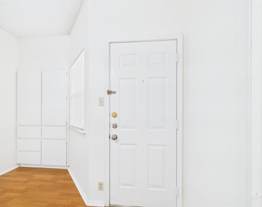 2604 Salado St - Photo Thumbnail 4