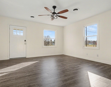 1101 E Mason Street - Photo Thumbnail 3