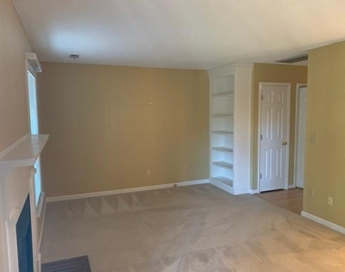112 Lake Hollow Circle - Photo Thumbnail 3